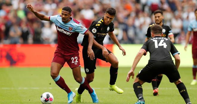 足球国足热身赛表现积极，主帅称进步肉眼可见（国足热身赛态势向好 主帅：进步一目了然）