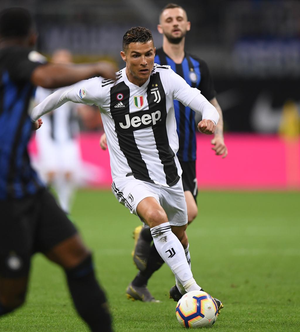 泰州举办“苏超泰州英雄大会”，市民夹道欢迎泰州队将士凯旋