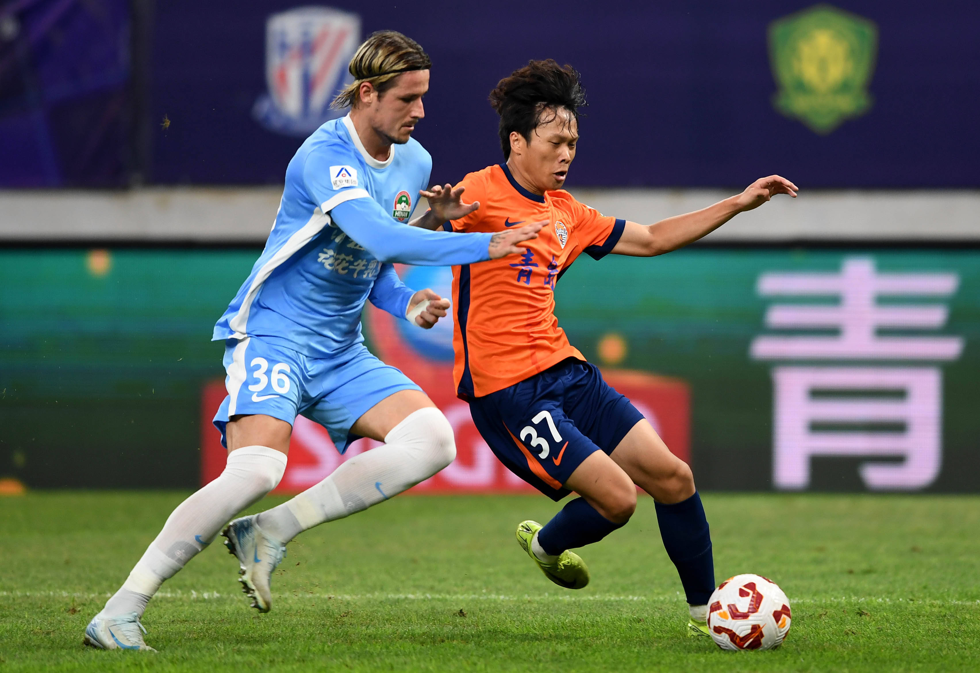 足球中超争冠球队连续丢分，冠军悬念陡增（中超争冠球队接连丢分，冠军悬念升温）