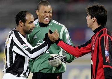 梅西捧起美职联冠军奖杯时，站在一旁的穆勒露出了最真挚的笑容