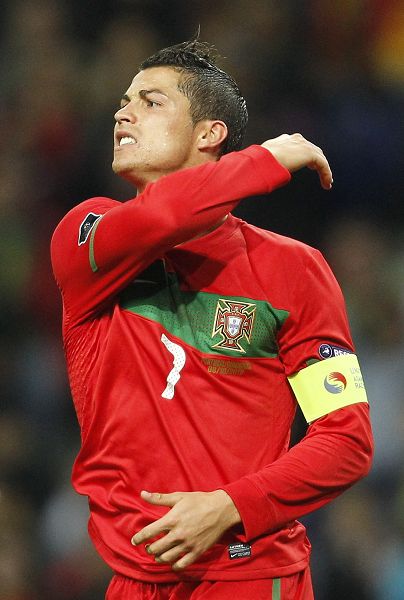 球星突破防线送出关键助攻