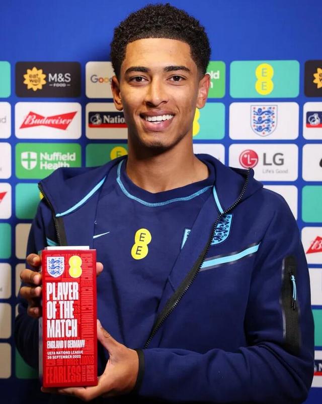 阿斯顿维拉主场2-1战胜阿森纳，延续连胜，双线作战表现亮眼。