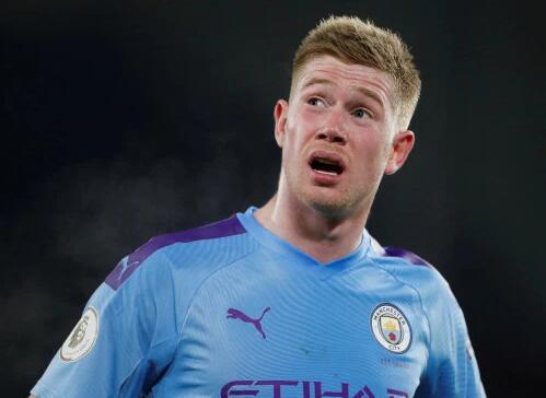 斯卡洛尼戴白手套递交世界杯，因凡蒂诺为仪式错误公开道歉