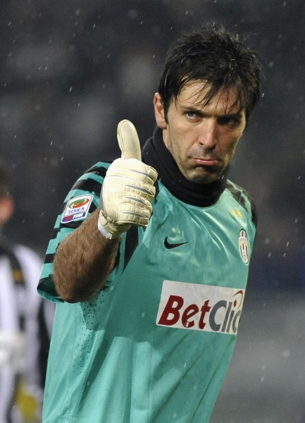 申花该拿公平竞赛奖！本赛季只得一张红牌 还是特谢拉碎碎念念（申花堪称公平竞赛典范：本季仅一红，唯一来自特谢拉的抱怨）