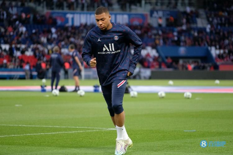 两位最老会员为新诺坎普开球，1957年球场建成时就曾见证（曾见证1957年落成的两位最年长会员为新诺坎普开球）